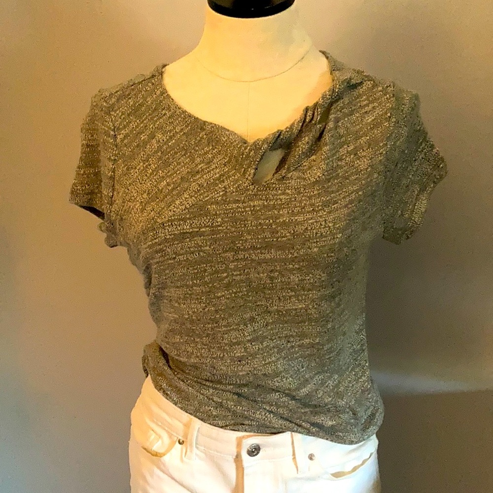 Front knot design top. Cap sleeve.